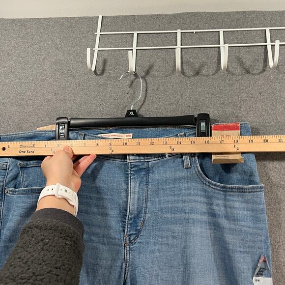 Levi's 311 Shaping Skinny Capri Women's Jeans Blue Denim Light Wash Size 18W - Picture 7 of 10